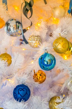 Noel ağacı ve süslemeler 