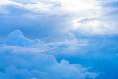 Bulutlu mavi gökyüzü