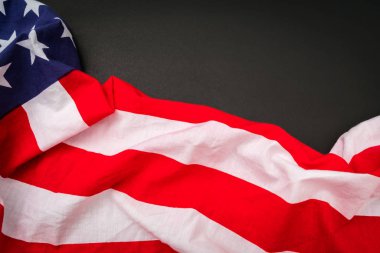 Siyah arkaplanda Amerikan bayrağı .