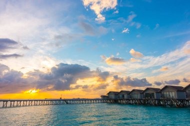 Tropikal Maldivler adalar su Villa ile güzel gündoğumu