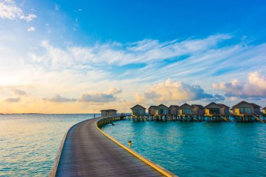 Tropikal Maldivler adalar su Villa ile güzel gündoğumu