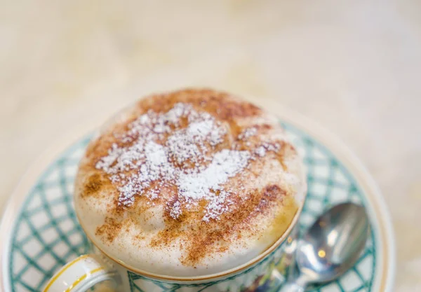 Ahşap masadaki Latte Kahve Sanatı