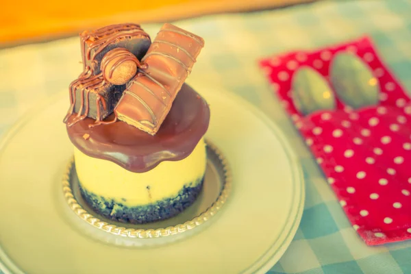 Pastel de chocolate (Imagen filtrada efecto vintage procesado . ) —  Fotos de Stock