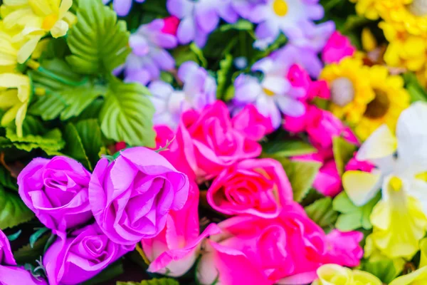 Dekorasyon yapay çiçeği. Doğa arkaplanı.