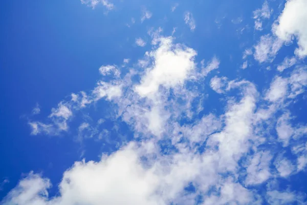 เมฆในท้องฟ้าสีฟ้า   . — ภาพถ่ายสต็อก