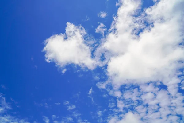 เมฆในท้องฟ้าสีฟ้า   . — ภาพถ่ายสต็อก