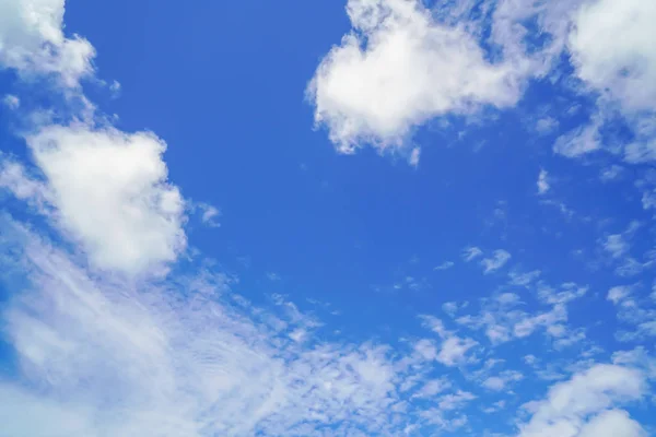 Wolk in blauwe hemel  . — Stockfoto