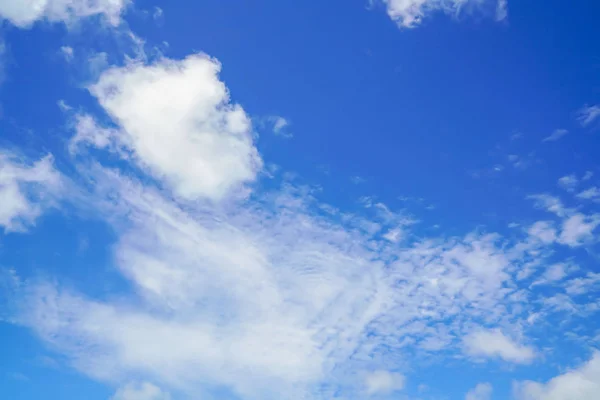 Облако в голубом небе   . — стоковое фото