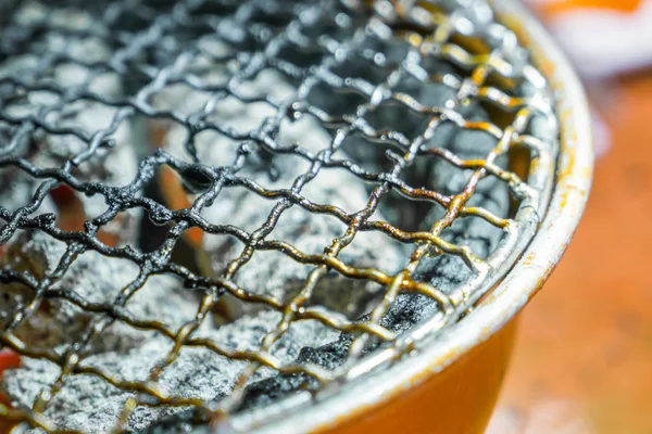 Gebruikt vuile hete barbecue grill  . — Stockfoto