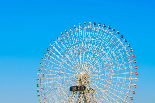 Riesenrad mit blauem Himmel — Stockfoto