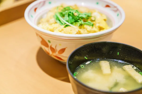 쌀과 함께 일본 전통 요리 쇠고기 데리 야 끼 — 스톡 사진