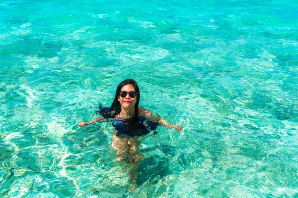 Retrato de la joven feliz en la hermosa villa de agua en Maldiv — Foto de Stock