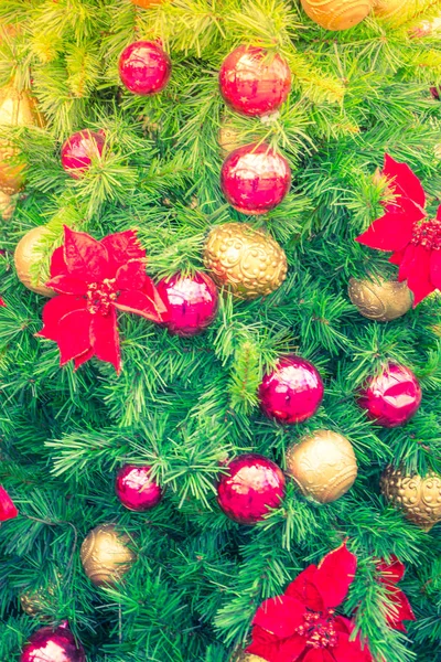Árbol de Navidad y decoraciones —  Fotos de Stock