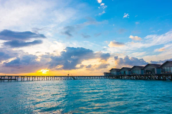 Tropikal Maldivler adalar su Villa ile güzel gündoğumu