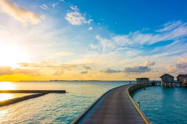 Tropikal Maldivler adalar su Villa ile güzel gündoğumu
