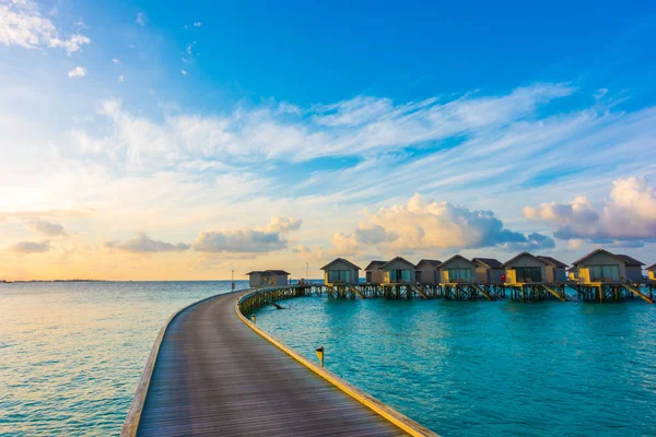 Tropikal Maldivler adalar su Villa ile güzel gündoğumu