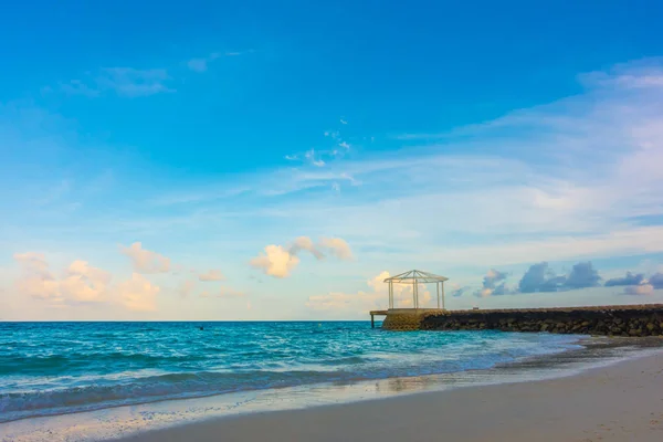 在平静的海面，在热带的马尔代夫天空与美丽的日出 — 图库照片