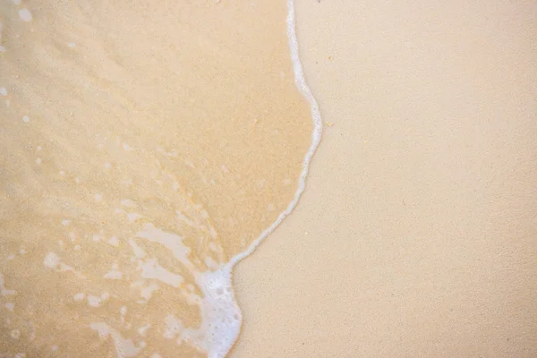 Bela ilha tropical de Maldivas com praia de areia branca e se — Fotografia de Stock