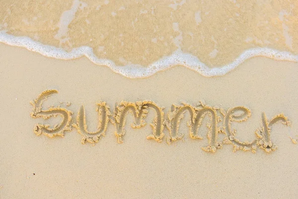 Texte d'été avec plage de sable blanc et mer  . — Photo