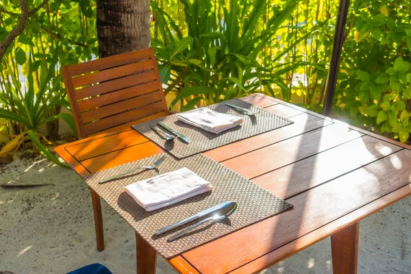 Mesas y silla en el restaurante cafetería al aire libre  . —  Fotos de Stock