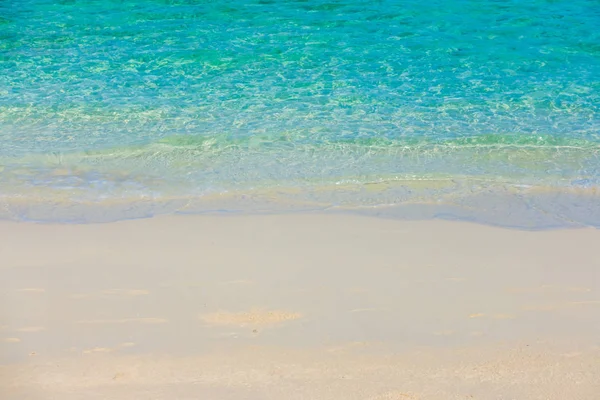 Vacker tropisk Maldiverna ö med vit sandstrand och se — Stockfoto