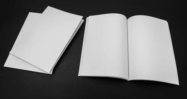 Catalogo in bianco, riviste, libro finto su sfondo nero  . — Foto Stock