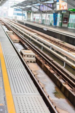 Elektrikli tren tren istasyonu .