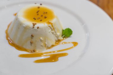 Krem karamel puding, lezzetli tatlı .