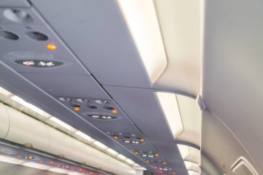 Hiç Sigara İçilmez işareti ve emniyet kemeri uçakta oturum açın .