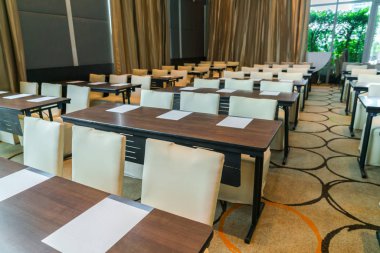 Toplantıdan önce boş konferans salonu .