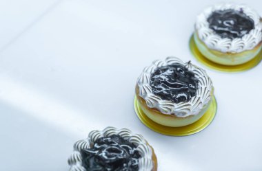 Buzdolabında parlak renkli kek .