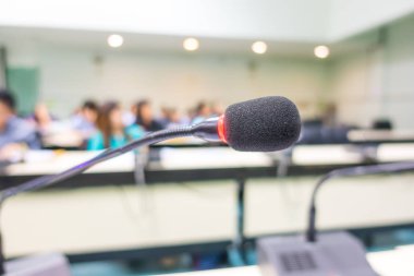 (Filtre uygulanmış görüntü işlenen v konferans salonunda siyah mikrofon