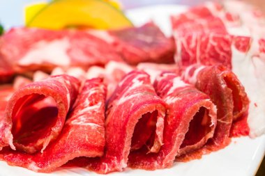 Pişmemiş çiğ et. .