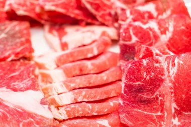 Pişmemiş çiğ et. .