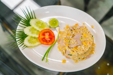 Sebzeli kızarmış pirinç .