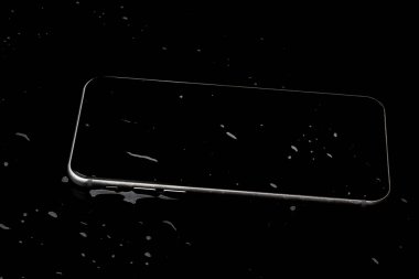 Siyah backgrou su sıçramasına ile su geçirmez akıllı telefon