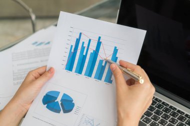 İş kadın el ile mali harita ve tabl üstünde laptop