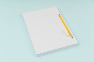 Boş afiş poster, broşür mockup, A4, bize-mektup, kalem ile  