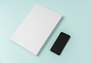 Boş afiş poster, broşür mockup, A4, bize-harfi ile mobil ph