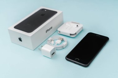 Loei, Thailand - 07 Kasım 2016: yeni Apple iphone 7 n unboxing