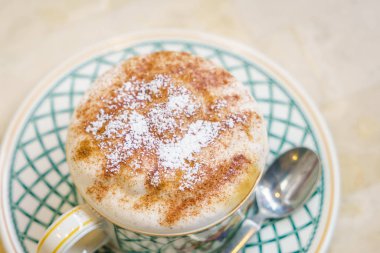 Ahşap masadaki Latte Kahve Sanatı