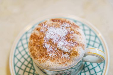 Ahşap masadaki Latte Kahve Sanatı