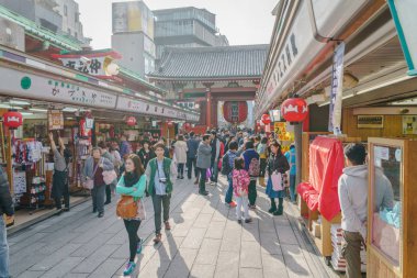 Tokyo, Japonya - 24 Kasım 2015: turist yürümek Nakamise Dori Sensoji tapınak içinde tarih. Sensoji Tapınağı ile çeşitli geleneksel, yerel aperatifler ve yüzyıllar boyunca turistik Hatıra Eşyası.