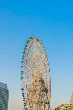 Mavi gökyüzü ile dönme dolap