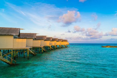 Güzel su Villa sunris, tropikal Maldivler adasında