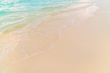 Güzel tropikal Maldivler ada beyaz kumlu plaj ve se ile