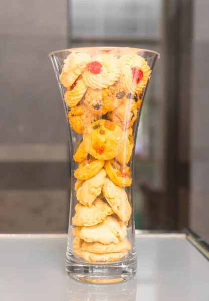 Galletas en un frasco de vidrio en la mesa  . — Foto de Stock