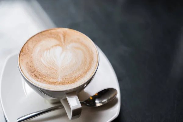 Latte Kahve sanat masada . — Stok fotoğraf