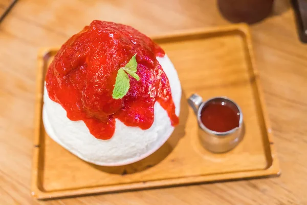 Korean dessert : Bing Su with Strawberry . — Stock Photo, Image