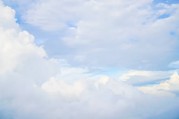青空に雲します。 . — ストック写真